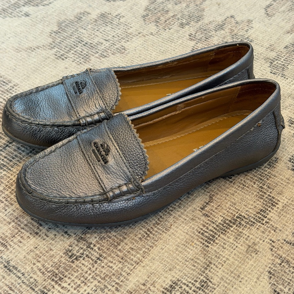 Women’s COACH Odette Solid Metallic Gray Leather Driver Loafer Logo - US 6